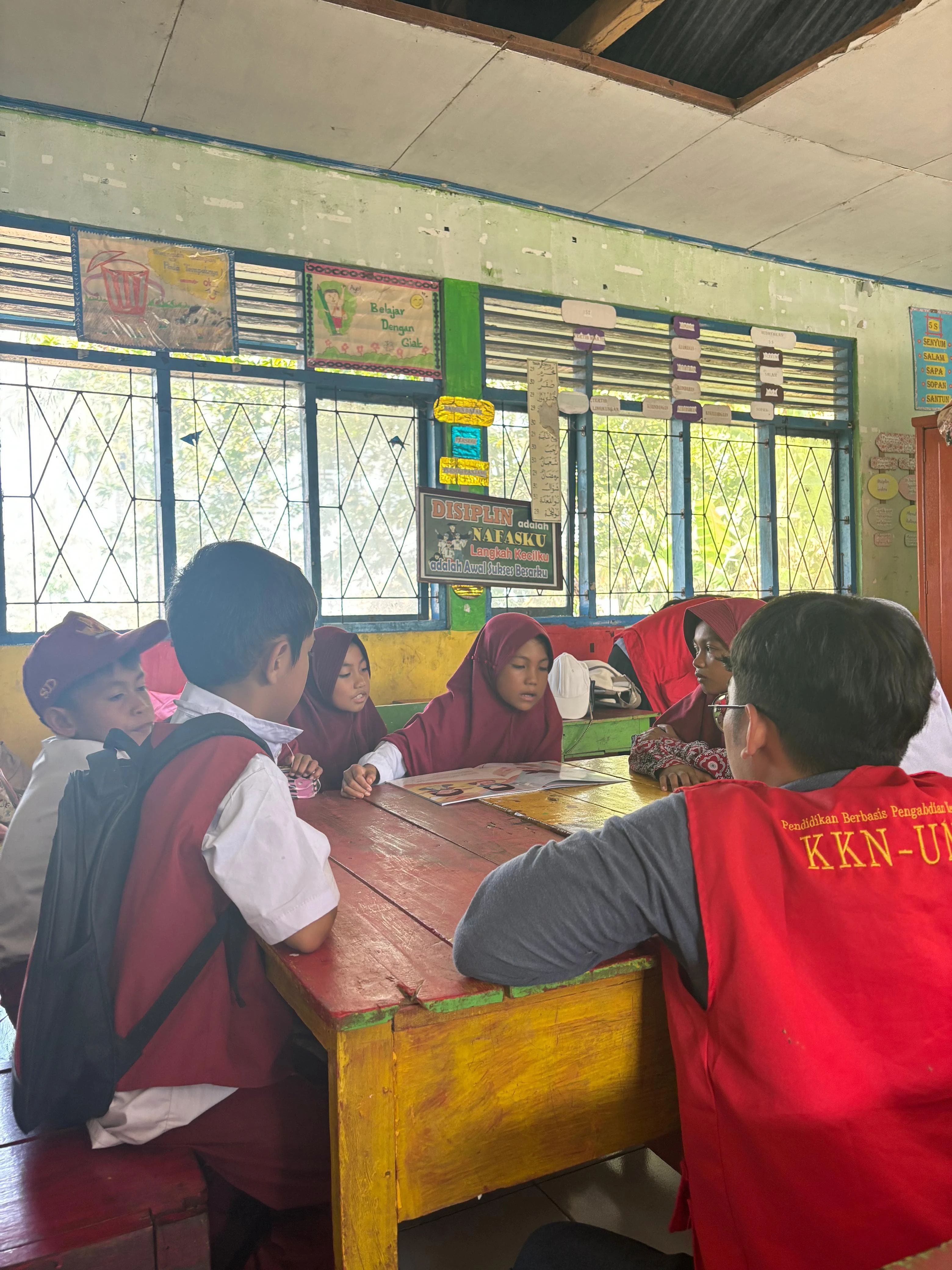 Di pelosok Gunung Silanu, cahaya literasi bersinar terang. Mahasiswa KKN Unhas bersama Perpusnas RI membuka jendela dunia bagi adik-adik melalui 'Cerdas Mengulas Buku'. Senyum dan pemikiran kritis mereka adalah bukti bahwa ilmu tak mengenal batas tempat. Credit: Istimewa.